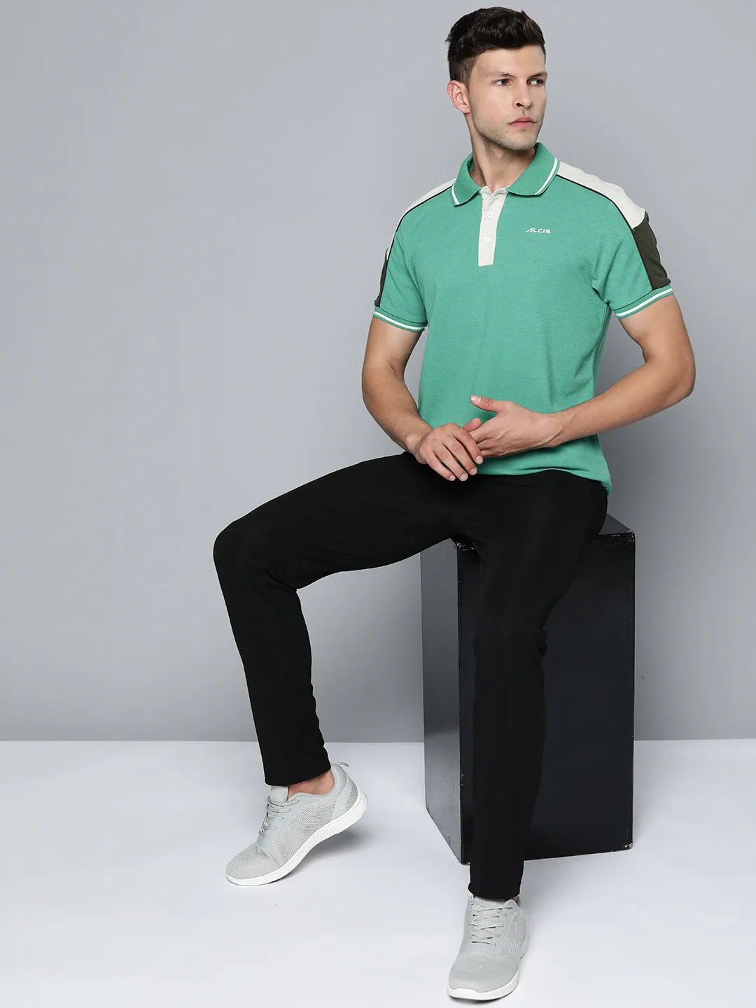 Alcis Men Jade Green Colorblocked T-shirt