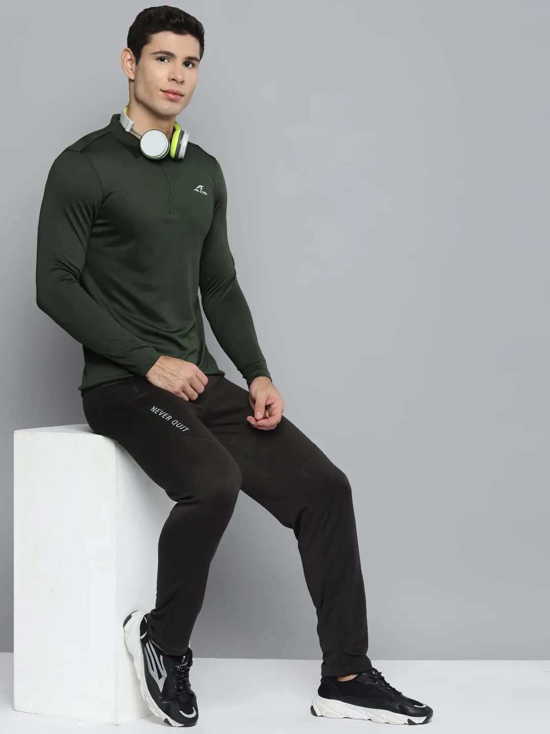 Alcis Men Solid Green Polo