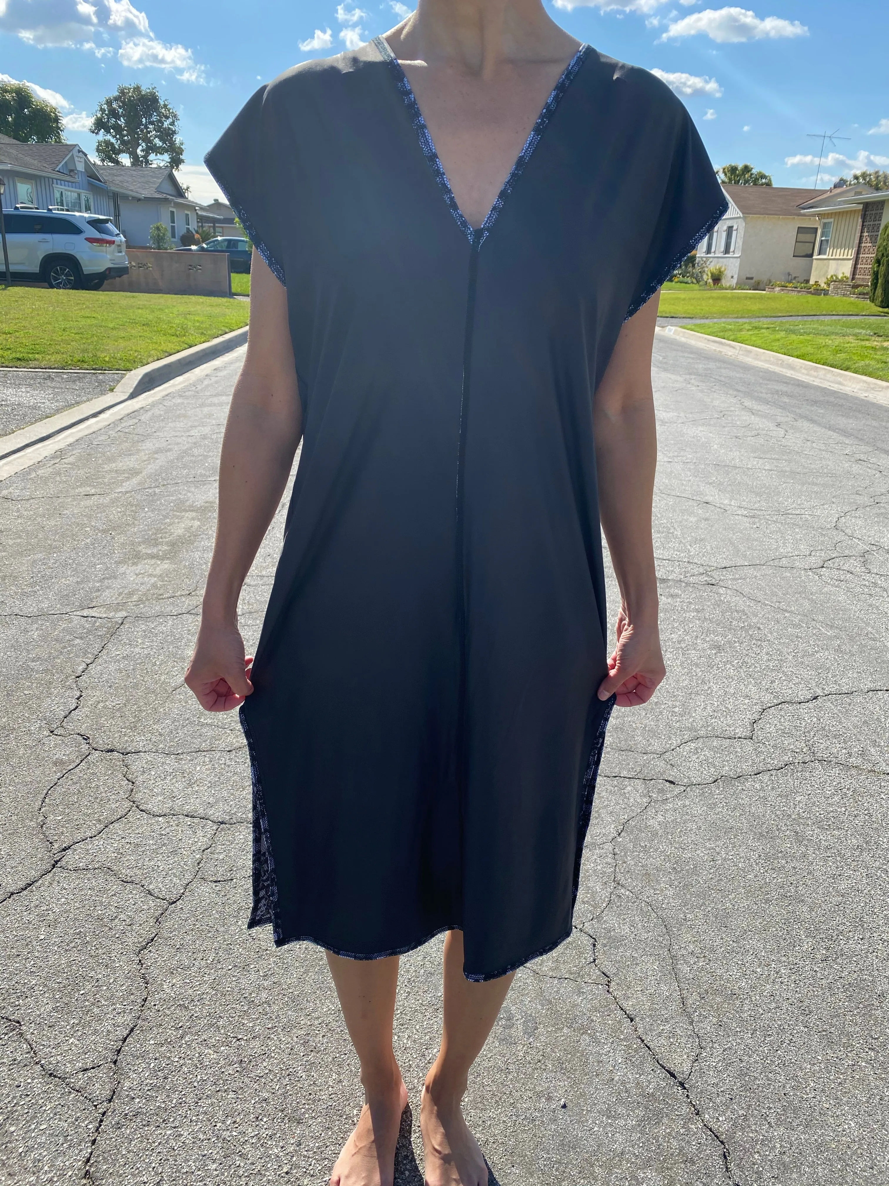 V NECK SIDE SLIT DRESS BLACK LACE/BLACK