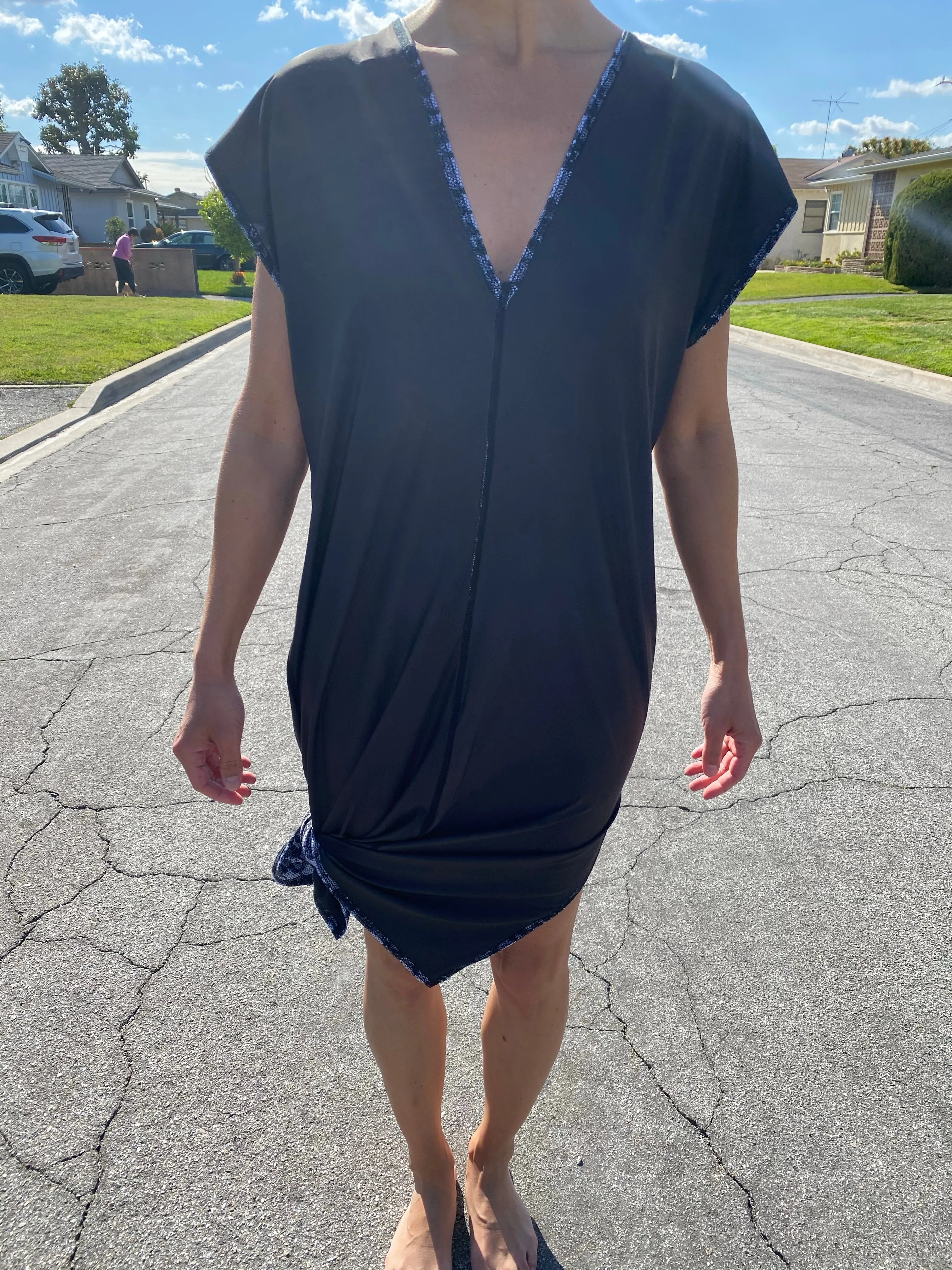 V NECK SIDE SLIT DRESS BLACK LACE/BLACK