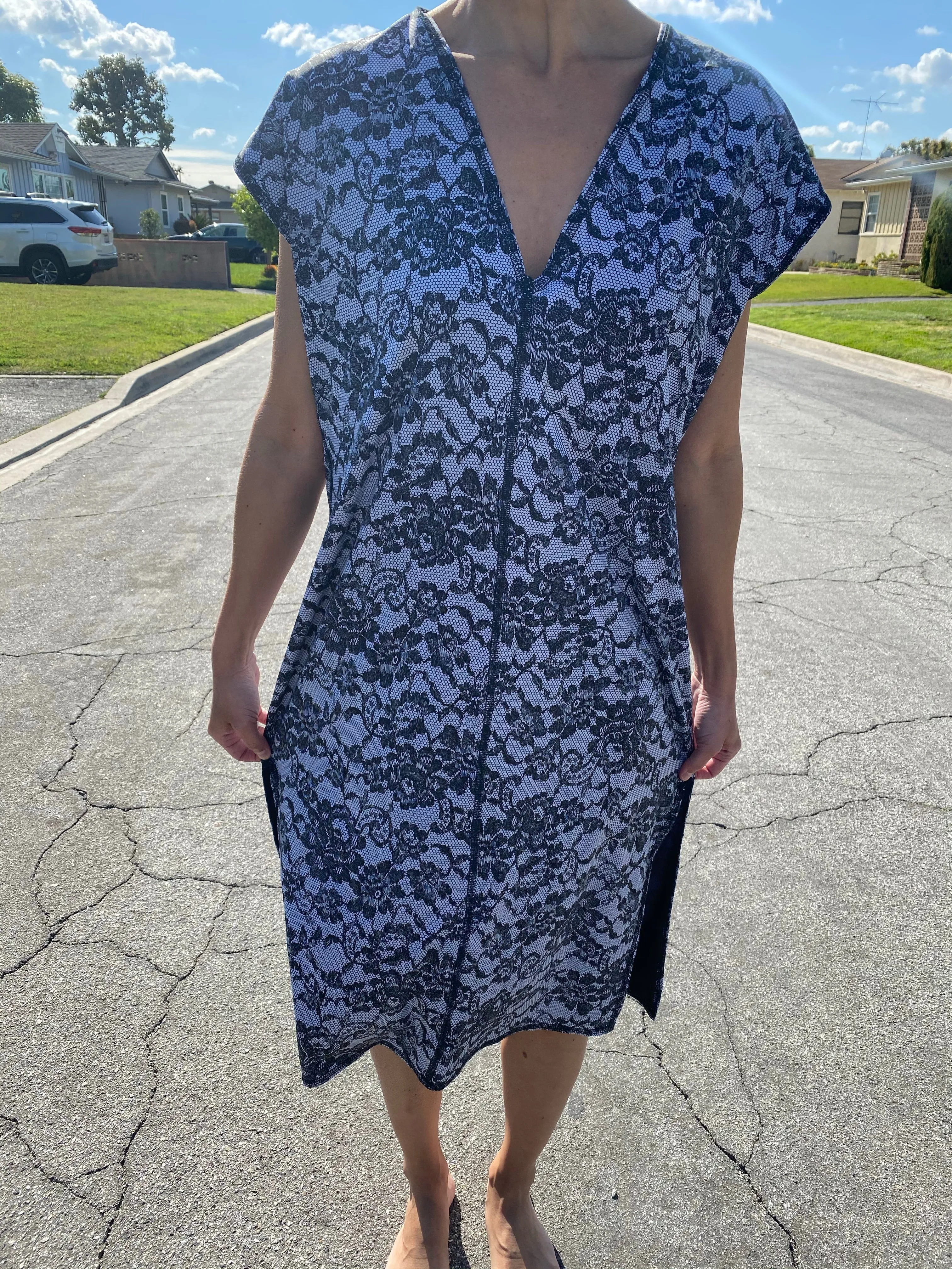 V NECK SIDE SLIT DRESS BLACK LACE/BLACK